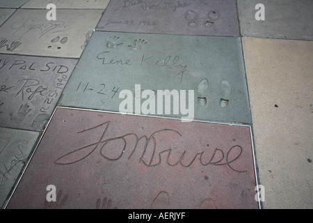 Mano e piede di stampe a Mann s Chinese Theatre Hollywood Boulevard Los Angeles California USA Foto Stock