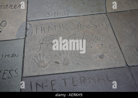 Mano e piede di stampe a Mann s Chinese Theatre Hollywood Boulevard Los Angeles California USA Foto Stock