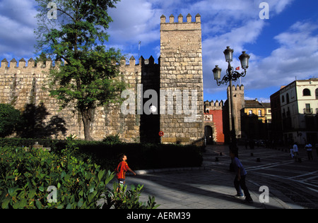 Siviglia i bambini a giocare a calcio di fronte all'Alcazar che confina il vecchio quartiere di Santa Cruz Foto Stock