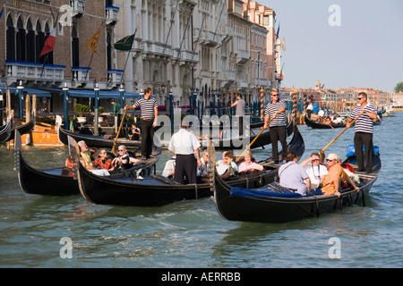 Gondoliere sul Canal Grande Venezia Italia Foto Stock