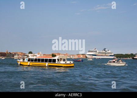 Alilaguna traghetto passeggeri e la nave di crociera nel Canale della Giudecca Venezia Italia Foto Stock