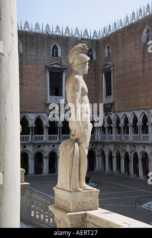 Statua di Marte alla sommità del gigante scala s Palazzo Ducale Venezia Italia Foto Stock