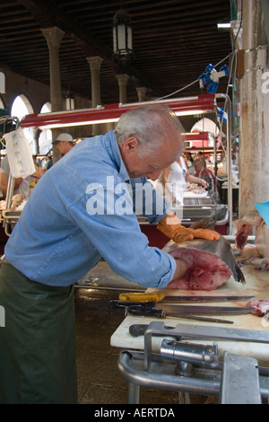 Pescivendolo interiora di rimozione dal pesce fresco al di Rialto Mercato del pesce Foto Stock