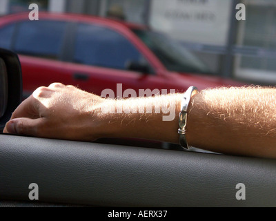 Braccio poggiando su Apri finestra auto durante la guida attraverso  Edimburgo al festival Scozia Scotland Foto stock - Alamy