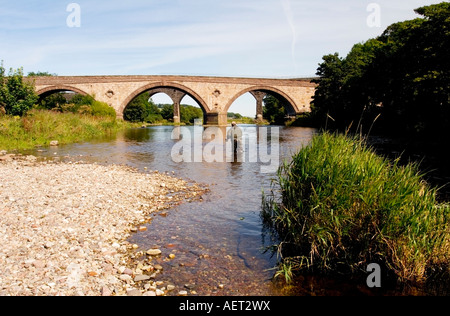 La pesca a mosca nel fiume Esk a Northwater ponte stradale,Angus, Scozia Agosto 2007 Foto Stock