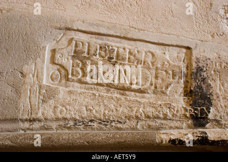 Graffiti incisi all'interno della storica il castello di Dover nel Kent England GB Foto Stock