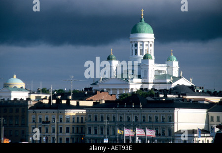 Helsinki è imponente cattedrale cupola domina lo skyline quando visto dal porto Foto Stock