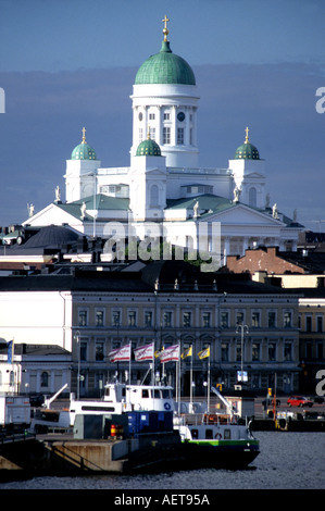 Helsinki è imponente cattedrale cupola domina lo skyline quando visto dal porto Foto Stock