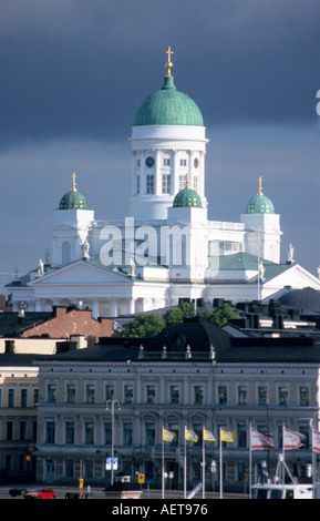 Helsinki è imponente cattedrale cupola domina lo skyline quando visto dal porto Foto Stock