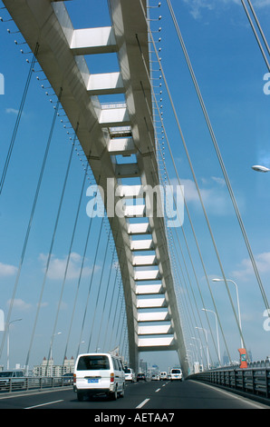 Il ponte Lupu a Shanghai è il mondo s lungo il ponte di arco è stato completato nel 2004 Foto Stock