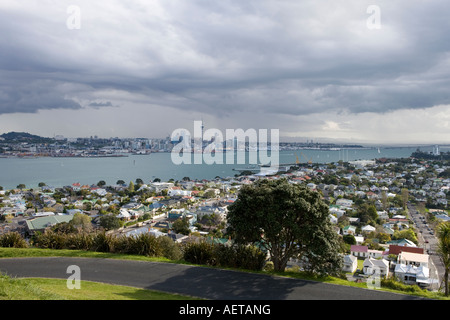 Un cielo tempestoso su Auckland City fotografato dal Monte Victoria, Nuova Zelanda Foto Stock