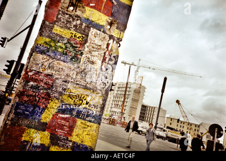 Pezzo di muro di Berlino Potsdamer Platz, Berlin, Germania - durante la creazione di lavori ancora in corso - Immagine presa su una fotocamera Lomo Foto Stock