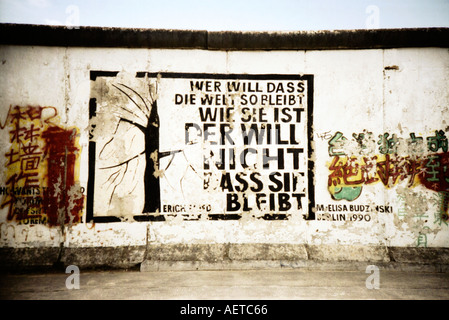 Muro di Berlino, East Side Gallery, poesia di Erich Fried - immagine scattata con una macchina fotografica, Germania Foto Stock