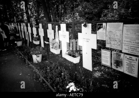 Wall memorial a Oriente tedeschi uccisi durante il tentativo di fuggire vicino al Reichstag di Berlino Germania Europa Foto Stock