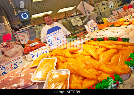 Pressione di stallo di mercato la vendita di pesce fresco a Doncaster, Regno Unito Foto Stock