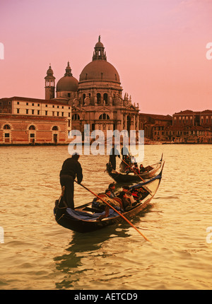 Gondola con Santa Maria della Salute a Venezia al tramonto Foto Stock