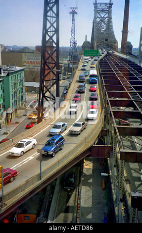 Il traffico su Manhattan il Queensboro Bridge Foto Stock