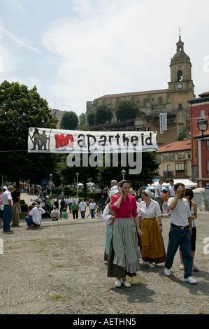 Indipendenza basco banner di protesta in Euskara lingua durante la Fiesta Portugalete vicino a Bilbao Pais Vasco Paese Basco in Spagna Foto Stock