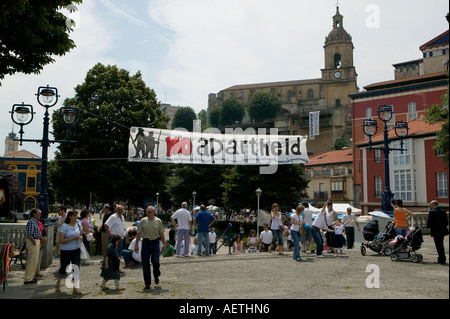 Indipendenza basco banner di protesta in Euskara lingua durante la Fiesta Portugalete vicino a Bilbao Pais Vasco Paese Basco in Spagna Foto Stock