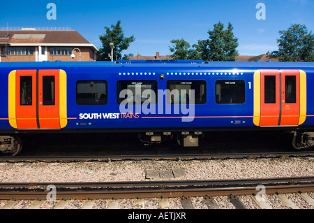 Il treno South West in piedi alla stazione di Surbiton Surrey in Inghilterra, Regno Unito Foto Stock