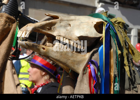 Cranio di cavalli e nastri di Morris uomini ballare attraverso le strade di Oxford Foto Stock