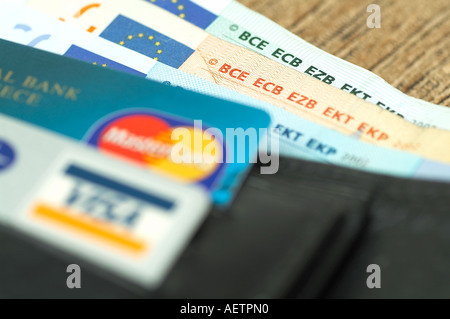 Aprire il portafoglio con banconote di cento e cinquanta e venti euro e carte di credito Foto Stock