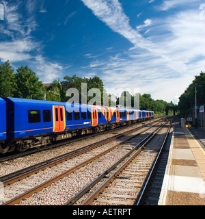 Il Sud Ovest di treno che passa attraverso la stazione di Surbiton Surrey in Inghilterra, Regno Unito Foto Stock