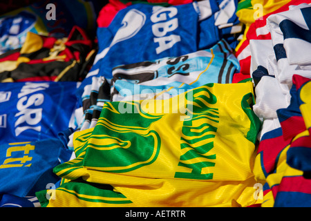 Una chiusura di magliette da calcio vendita su un tipico mercato francese Languedoc Roussillon. Il sud della Francia. Foto Stock