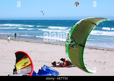 Il kite surf parasailing attrezzatura sulla spiaggia Foto Stock