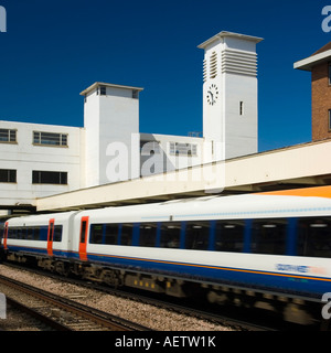 Il Sud Ovest di treno che passa attraverso la stazione di Surbiton Surrey in Inghilterra, Regno Unito Foto Stock