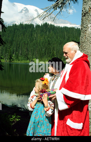 Ded Moroz e bambini, Mt Rainer, Washington, Stati Uniti d'America Foto Stock