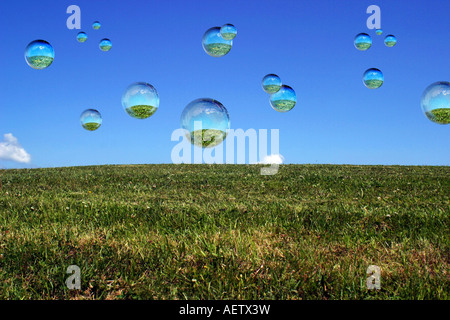 Bolle galleggianti nel lato del paese Foto Stock