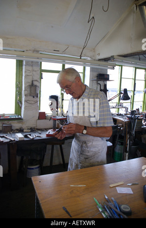 Stan Shaw lavorando nel suo giardino Street workshop Foto Stock