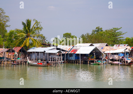 Stilt locale case vicino al divieto Nit Marina, Phuket, Tailandia Foto Stock