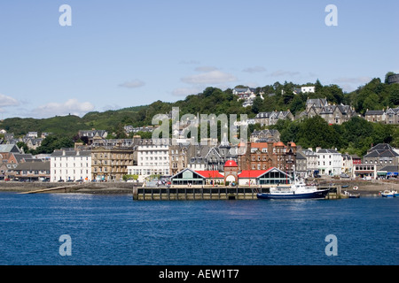 Vista di case e alberghi nella città di Oban lungo la banchina del porto dalla Scozia UK Foto Stock