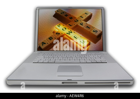 COMPUTER LAP TOP CON SCRABBLE lettere sullo schermo l'ortografia parole il potere assoluto corrompe Foto Stock