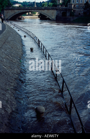 Il fiume Avon burst le sue banche e copre il sentiero Bath Spa, Regno Unito Foto Stock