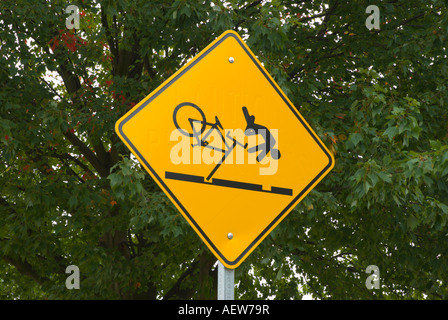 Strada segno attenzione ai ciclisti di attraversamento ferroviario Vancouver Washington Foto Stock