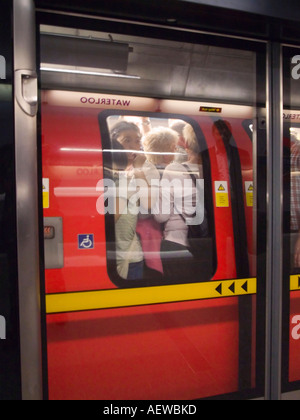 Pranzo treno sotterraneo sulla Jubilee line , la stazione di Waterloo,Londra,Inghilterra Foto Stock