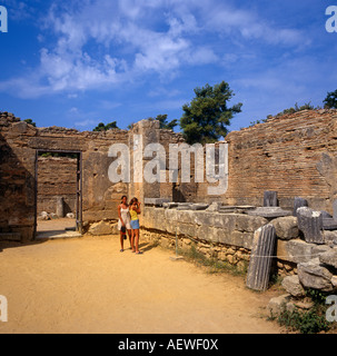 Giovane camminando tra le rovine antiche Olympia Peloponneso Grecia Hellas Foto Stock