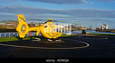 Scottish Air Ambulance e elicotteri della Polizia sulle rive del fiume Clyde Glasgow Foto Stock