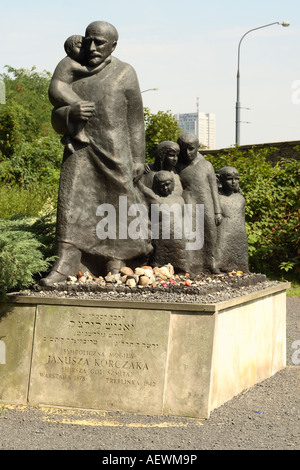 Varsavia Polonia il cimitero ebraico include un monumento al medico Janusz Korczak Foto Stock