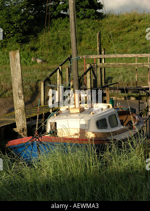 Aderente al corpo di fango sulla banchina di ormeggio Skippool Creek Foto Stock