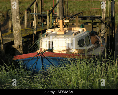 Aderente al corpo di fango sulla banchina di ormeggio Skippool Creek Foto Stock