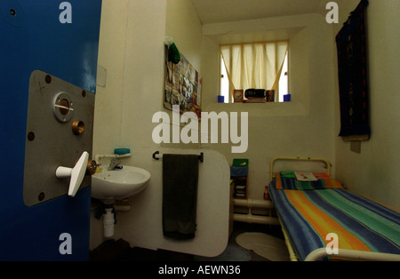 Cella di prigione a Portland giovani delinquenti Istituzione, Portland, Dorset, Regno Unito. Foto Stock