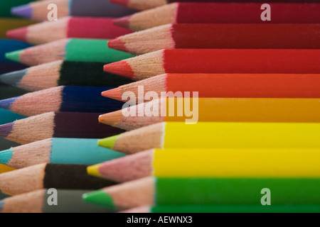 Una varietà di matite colorate Foto Stock