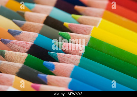 Una varietà di matite colorate Foto Stock