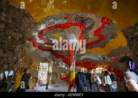 La grotta storica al Herrenhaeuser Gaerten vicino Hannover, ridisegnato da Niki de Saint Phalle per Expo 2000 Hannover abbassare Foto Stock