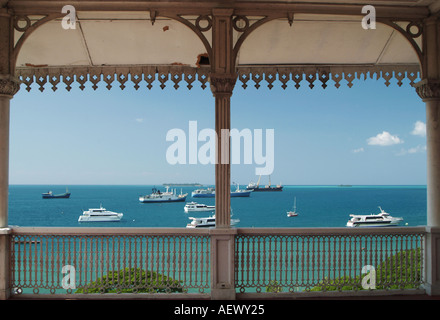 Yacht ormeggiati al di fuori della casa delle meraviglie, Beit-al-Ajaib. Stone Town Zanzibar, Africa Foto Stock