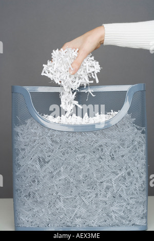 Donna che utilizza macchina truciolatrice per carta Foto Stock